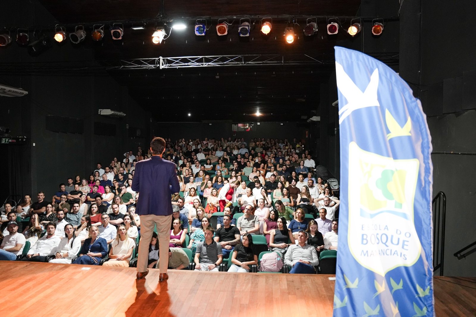 Victor Sales Pinheiro no palco, de frente para o auditório lotado, em Cascavel