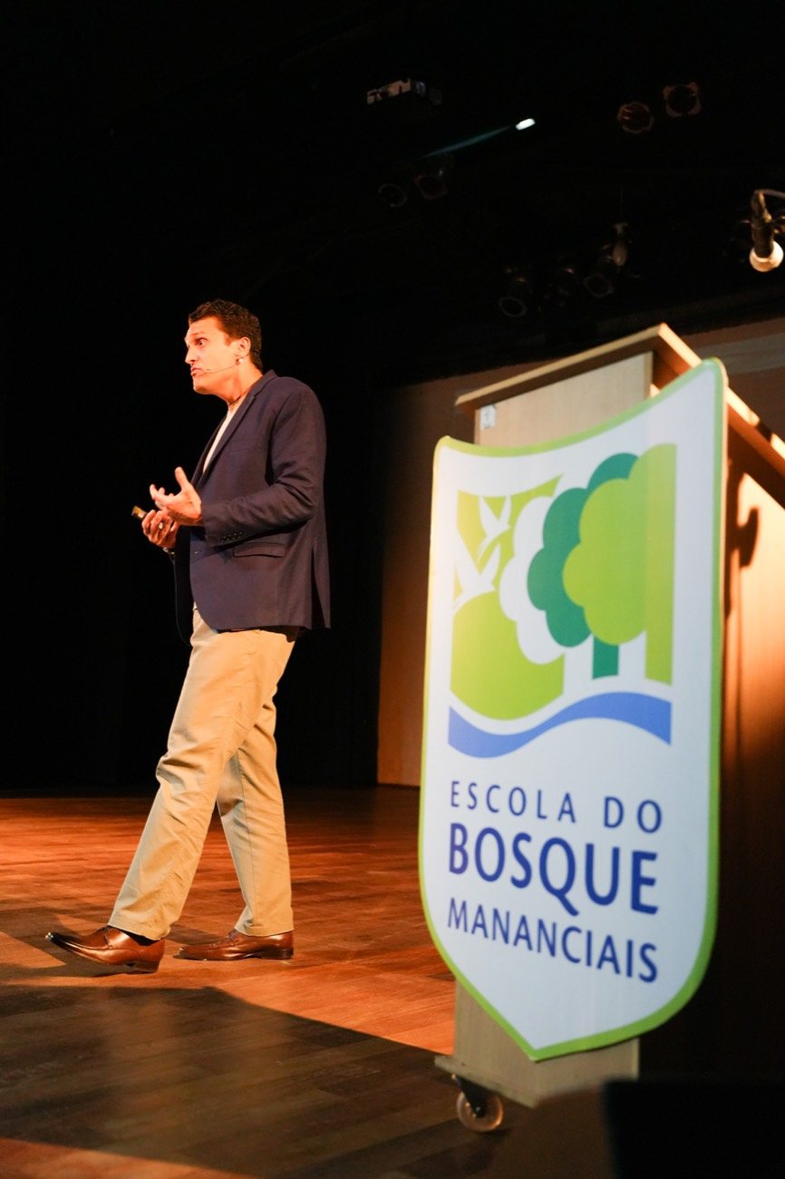 Victor Sales Pinheiro durante a palestra na Escola do Bosque Mananciais