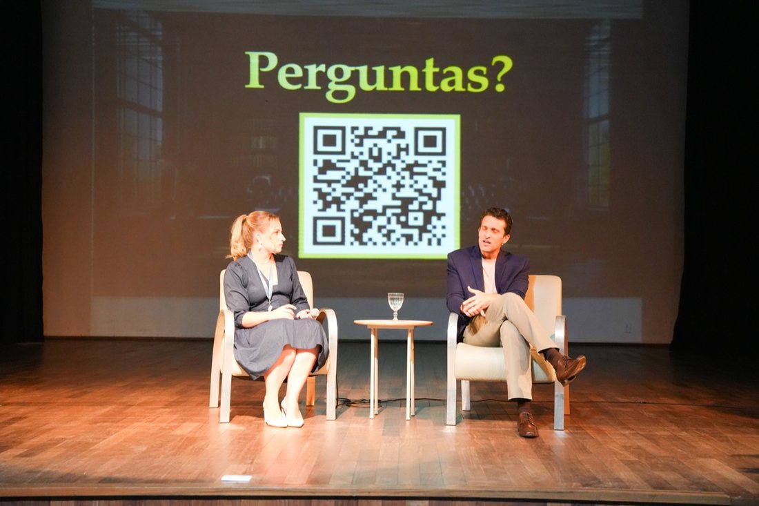 Victor e Laíse Sales Pinheiro respondendo perguntas do público